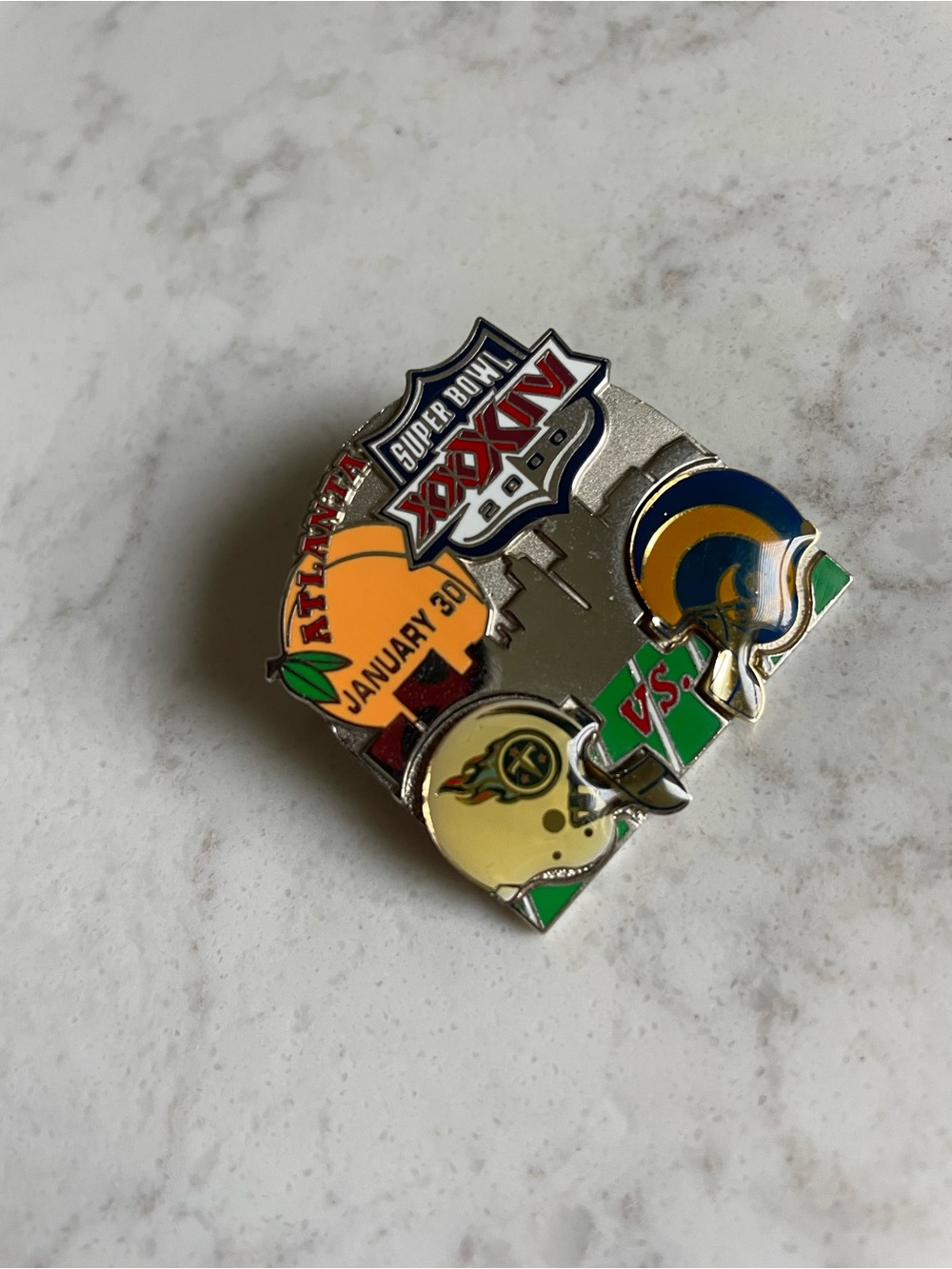 Super Bowl XXXVI Commemorative Pin - Titans vs Rams - Yellow, Blue, Green